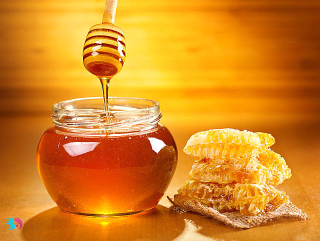 蜂蜜和蜂巢蜜哪个更好(蜂蜜和蜂巢蜜哪个更有营养价值)