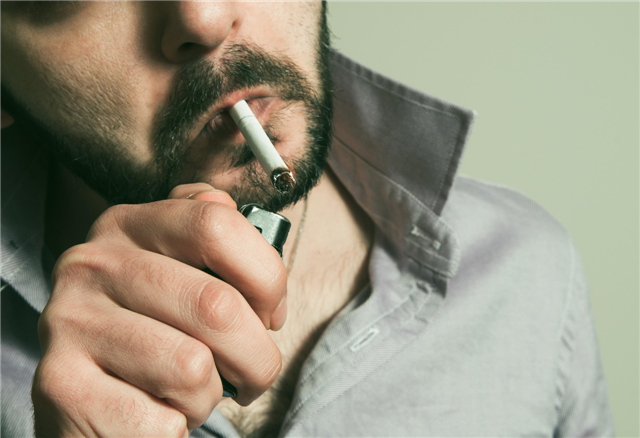抽烟对男性有什么危害(男性抽烟对生育的危害男性抽烟对身体还有这些危害吗)