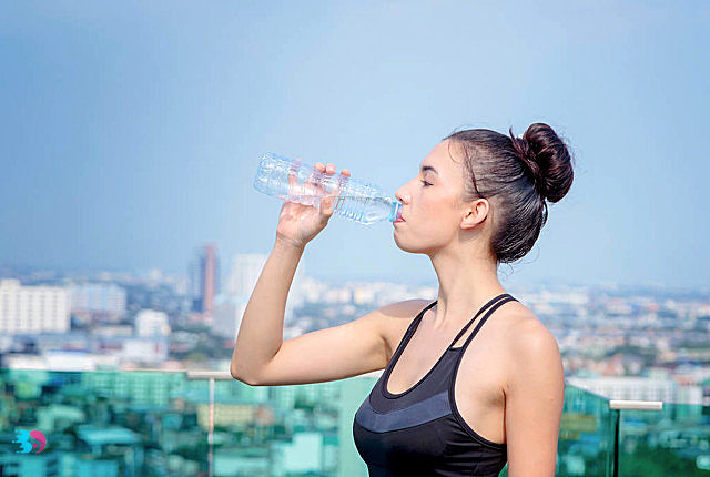 每个人每天喝多少水最好(成人每天喝多少水会中毒)
