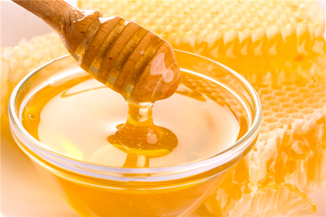喝蜂蜜有哪些好处和坏处(常喝蜂蜜的好处和坏处食用蜂蜜需要注意什么)