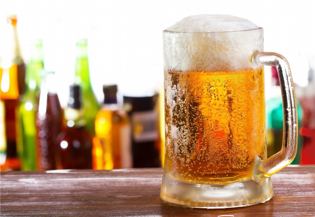 可乐和啤酒能一块喝吗(啤酒和可乐哪个增肥快看完这些你还敢喝吗)