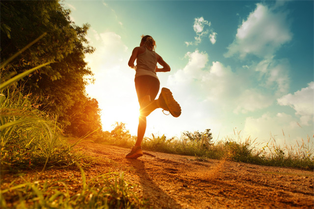 跑马拉松对身体的好处与坏处(每天5公里半年后惊人变化)