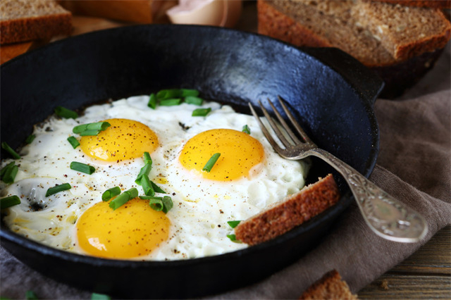 鸡蛋每天最多吃几个(鸡蛋每天最多吃几个中毒)