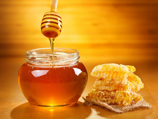 蜂蜜分层上面是油状下面白色(蜂蜜分层上面是油状下面白色怎么吃)