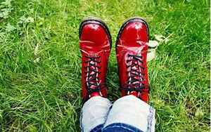 梦见别人穿了双红鞋(梦见别人穿红鞋代表着什么)