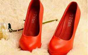 梦见穿别人的红鞋子(梦见穿别人的红鞋有什么预兆)