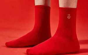 梦见红袜子(梦见红色袜子是什么征兆)