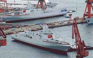 成都舰(两艘055型万吨驱逐舰护航)