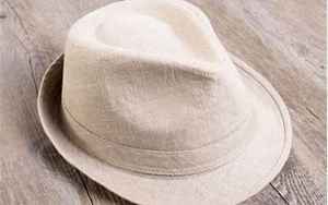 梦见别人戴白帽子(梦见别人戴的白色的帽子是什么意思)