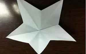 五角星的折法剪纸(拿张纸简单叠几下剪一刀)