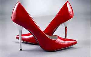 梦见穿别人的高跟鞋(梦见自己穿着别人的红色高跟鞋意味着什么)